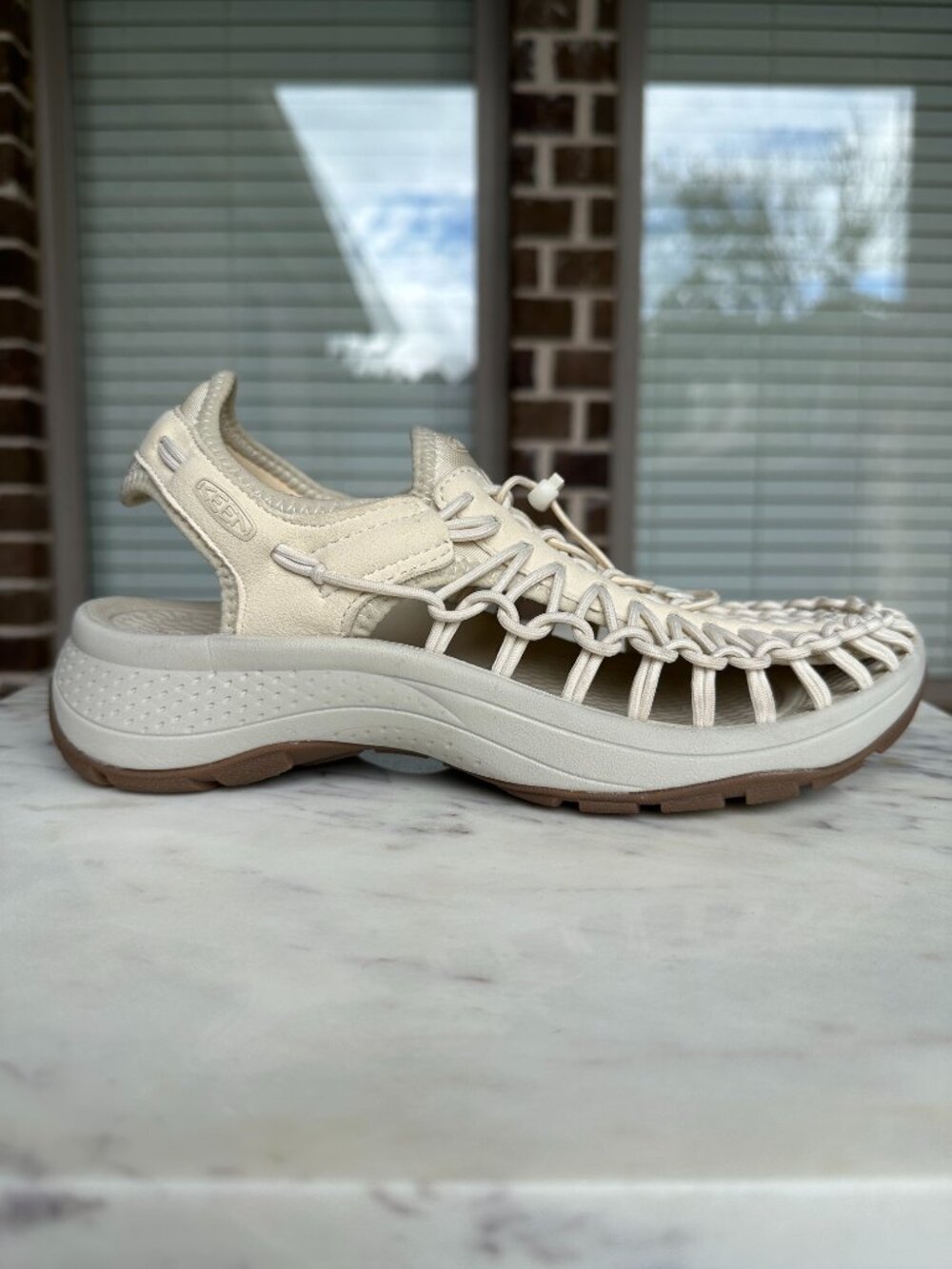 KEEN Women's UNEEK Astoria Canvas Sneaker Sandal Silver Birch Size 8.5 EU 39